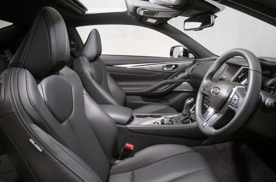 Интерьер Infiniti Q60 2.0t 2016 года  (AU) (фото 16 из 30)